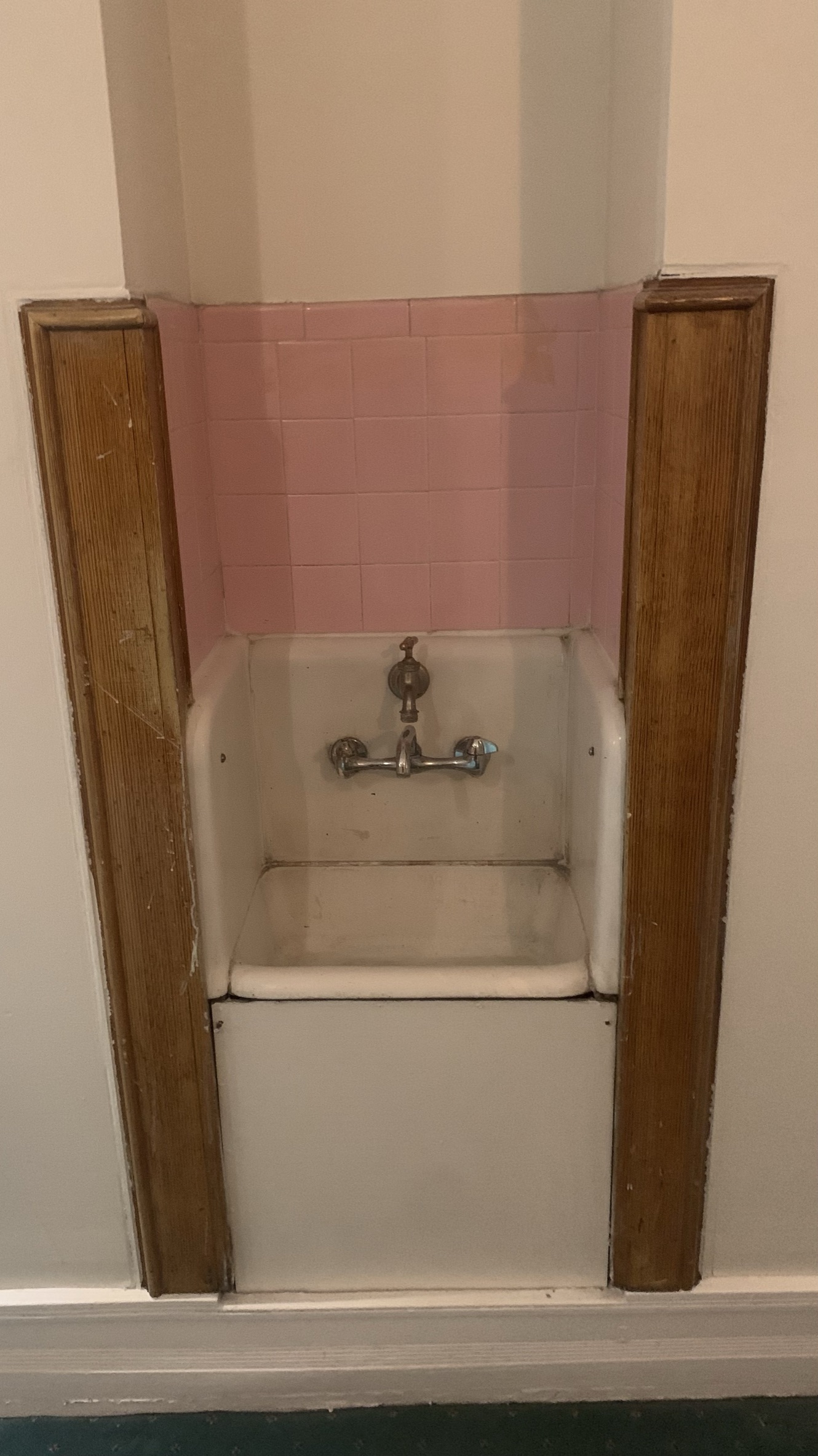 Hotel sink